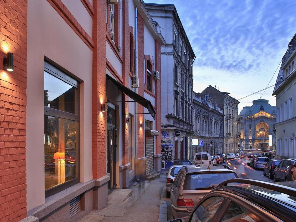 una strada cittadina con auto parcheggiate sulla strada di Savamala b&b a Belgrado