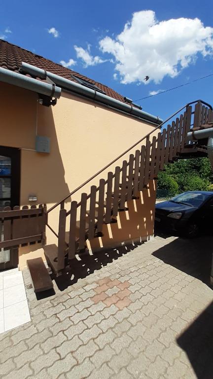 Budova, v ktorej sa apartmán nachádza