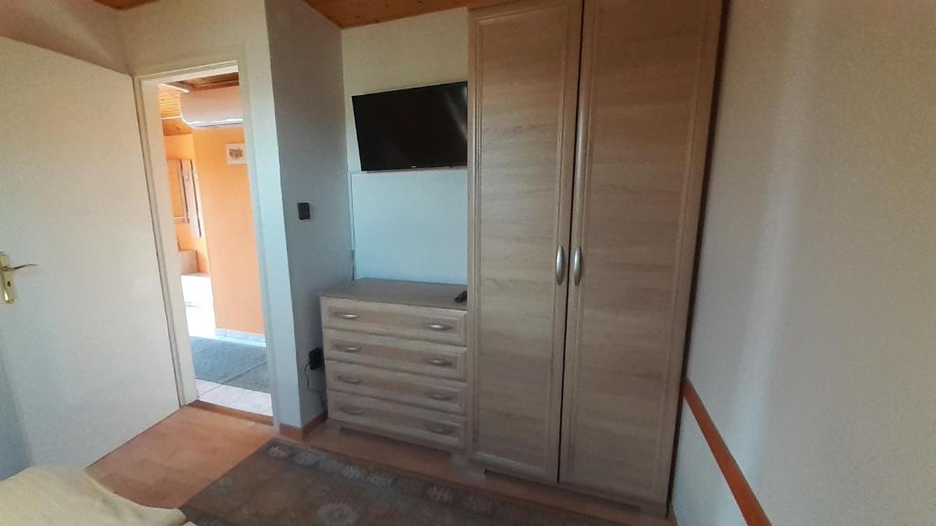 Televízia a/alebo spoločenská miestnosť v ubytovaní Pátri Apartmanház