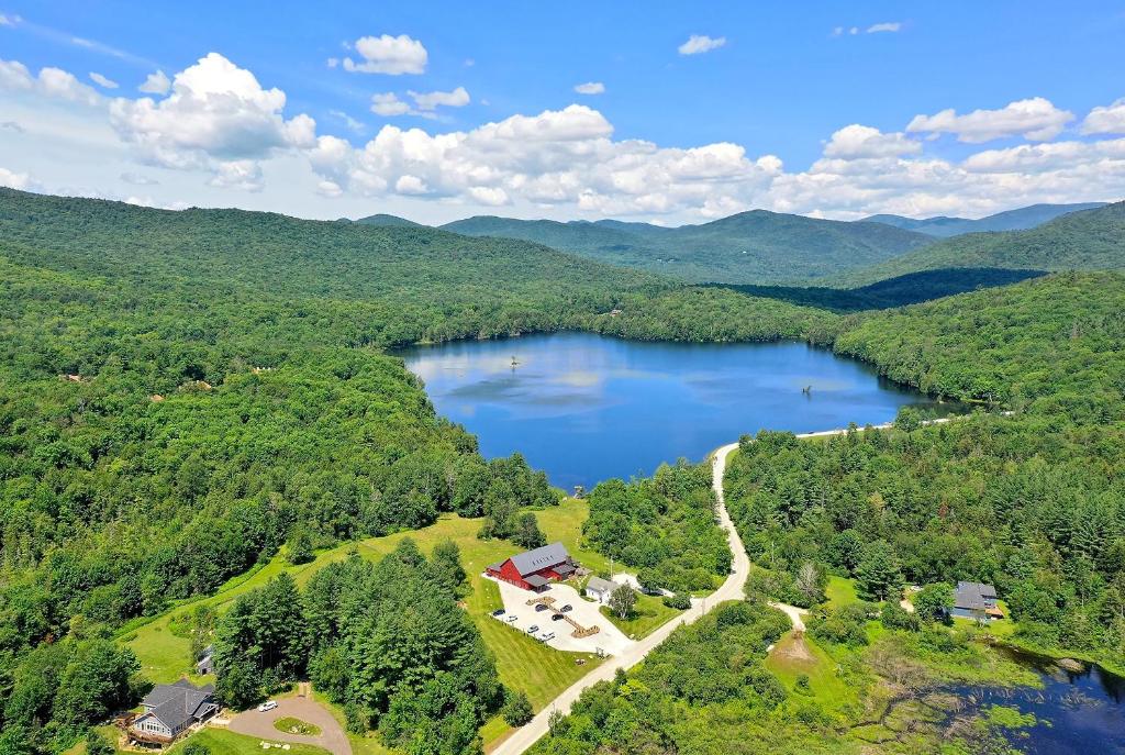 una vista aerea su un lago in montagna di Mountain Meadows Lodge a Killington