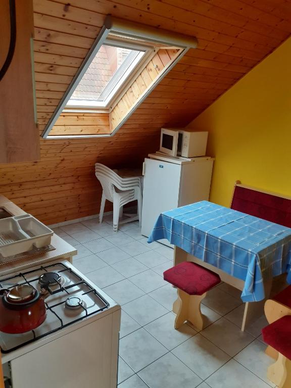 Kuchyňa alebo kuchynka v ubytovaní Pátri Apartmanház