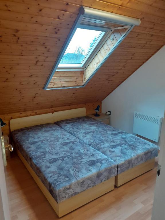 Posteľ alebo postele v izbe v ubytovaní Pátri Apartmanház