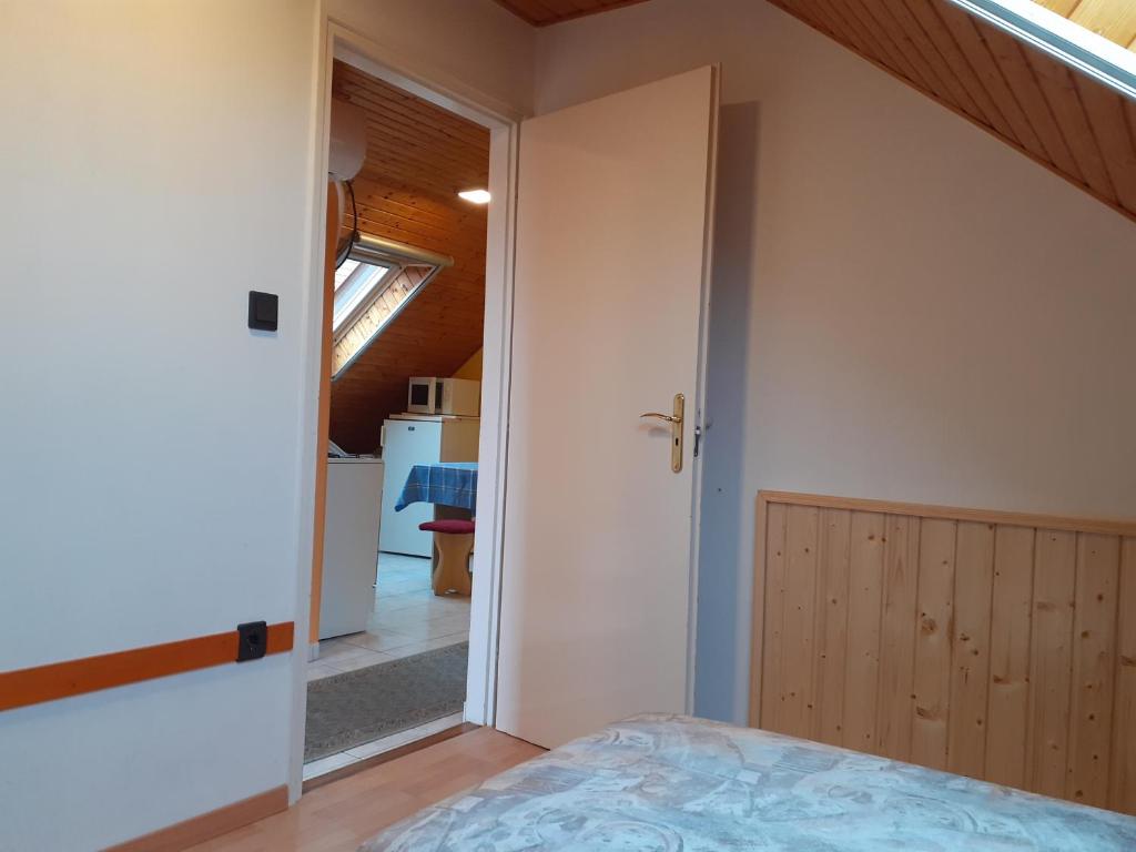 Posteľ alebo postele v izbe v ubytovaní Pátri Apartmanház