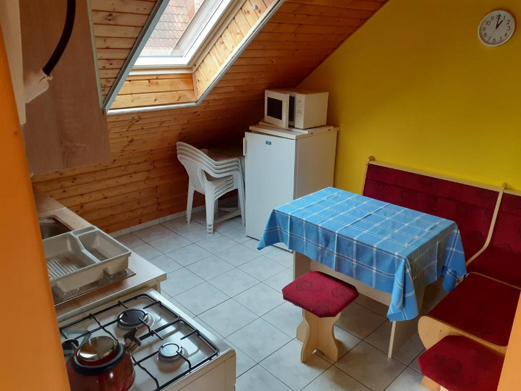 Kuchyňa alebo kuchynka v ubytovaní Pátri Apartmanház