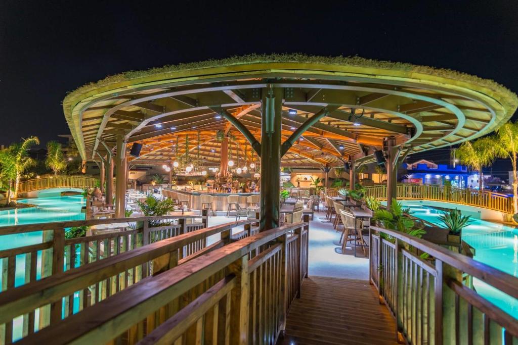 Bazén v ubytování Letsos Hotel nebo v jeho okolí