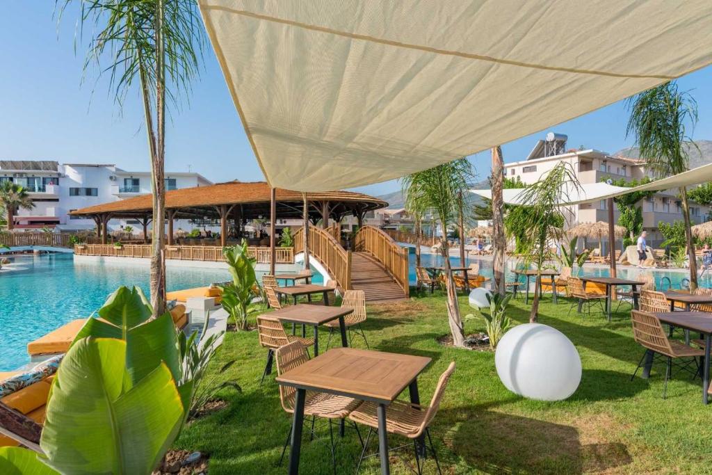 Bazén v ubytování Letsos Hotel nebo v jeho okolí