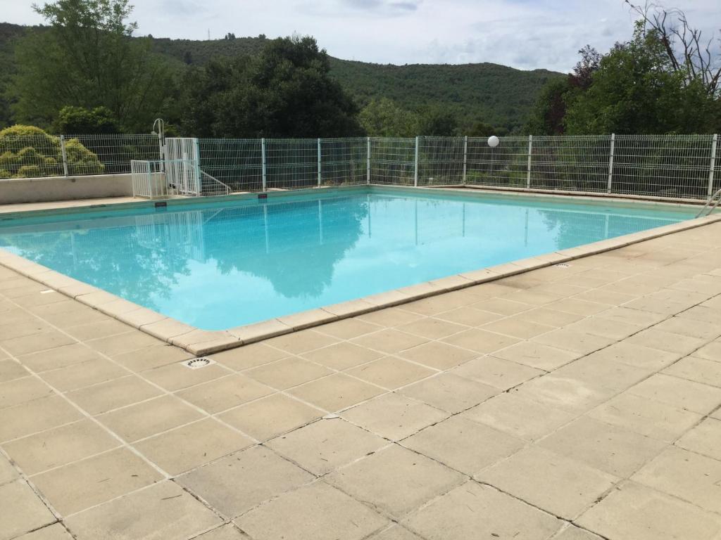 una grande piscina con acqua blu di Mazet Tournesol aux portes du Verdon a Saint-Martin-de-Brômes