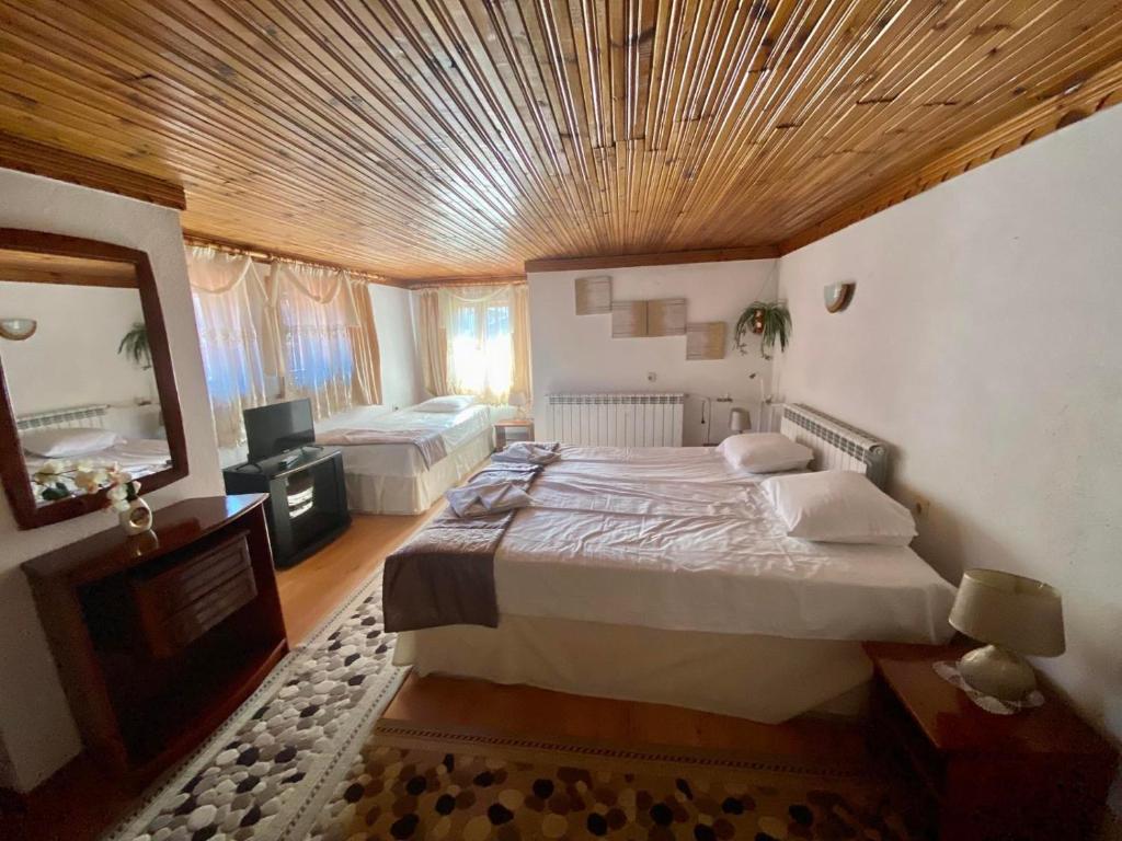 デヴィンにあるGuest House Detelinaの木製の天井のベッドルーム1室(大型ベッド1台付)
