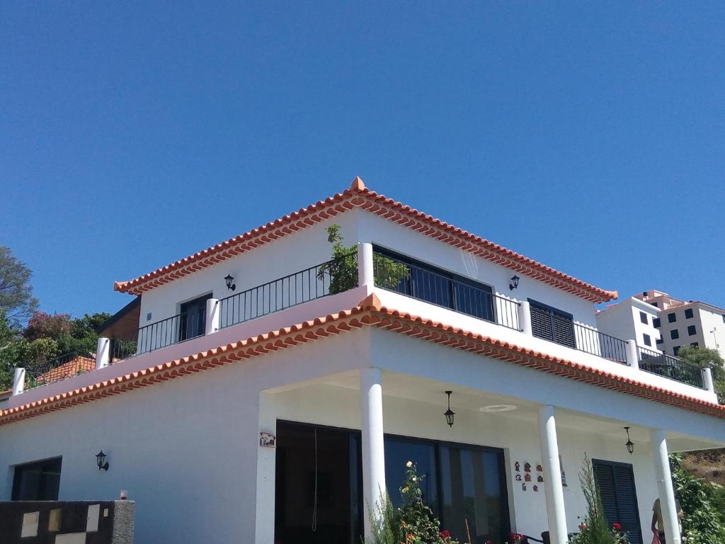 Biały dom z balkonem w obiekcie Casa de Campo w Caniço