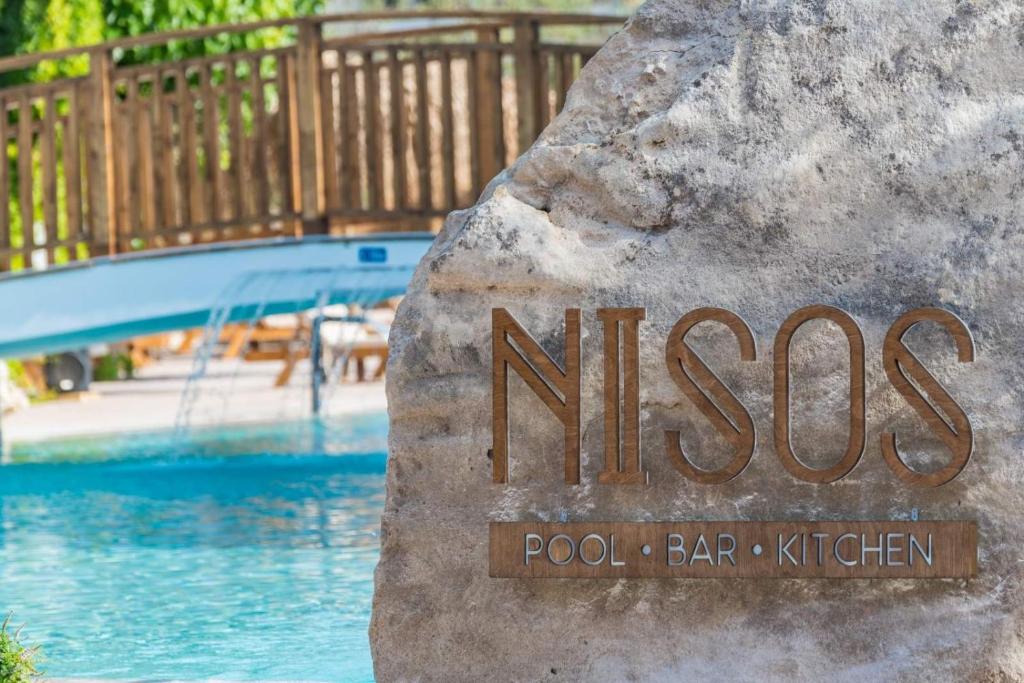 Bazén v ubytování Letsos Hotel nebo v jeho okolí