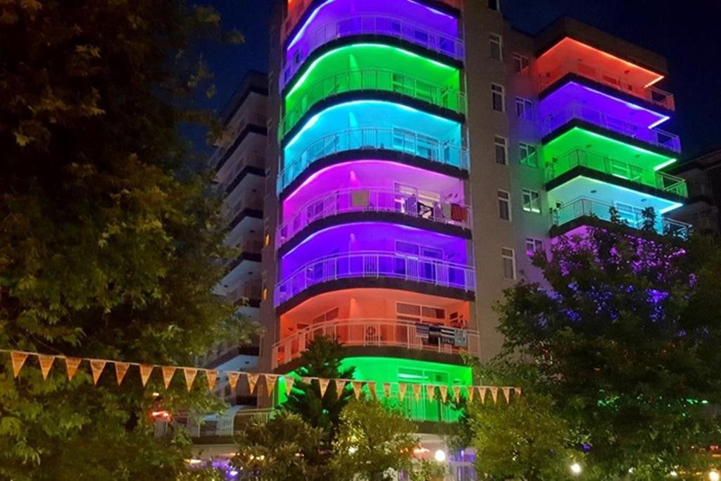アランヤにあるCarmen Suite Hotelの夜間の照明が灯る建物
