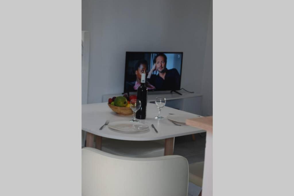 TV a/nebo společenská místnost v ubytování Mazet dans résidence avec piscine