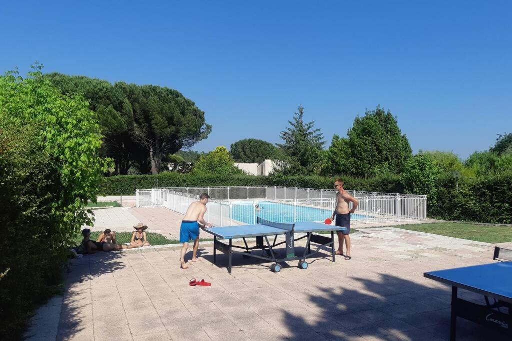 Bazén v ubytování Mazet dans résidence avec piscine nebo v jeho okolí