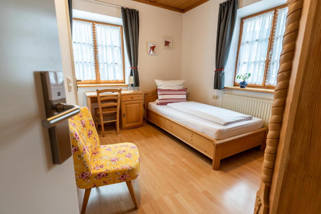 Postel nebo postele na pokoji v ubytování Ammergau Lodge