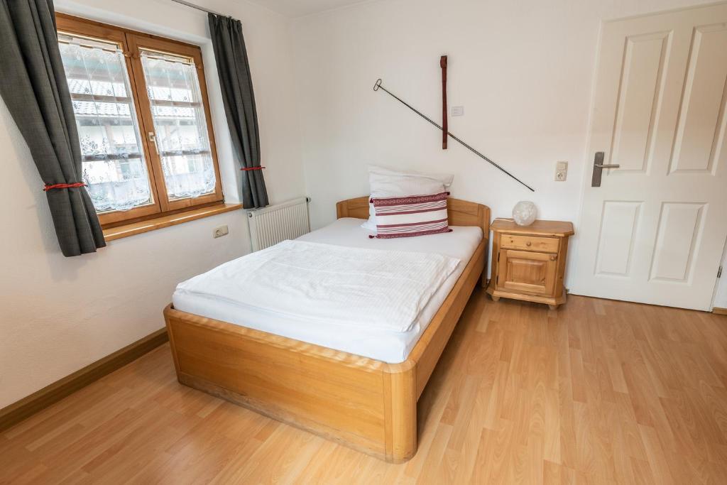 Postel nebo postele na pokoji v ubytování Ammergau Lodge