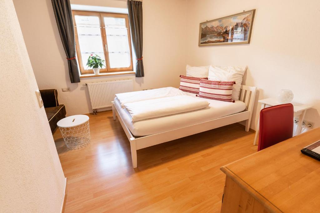Postel nebo postele na pokoji v ubytování Ammergau Lodge