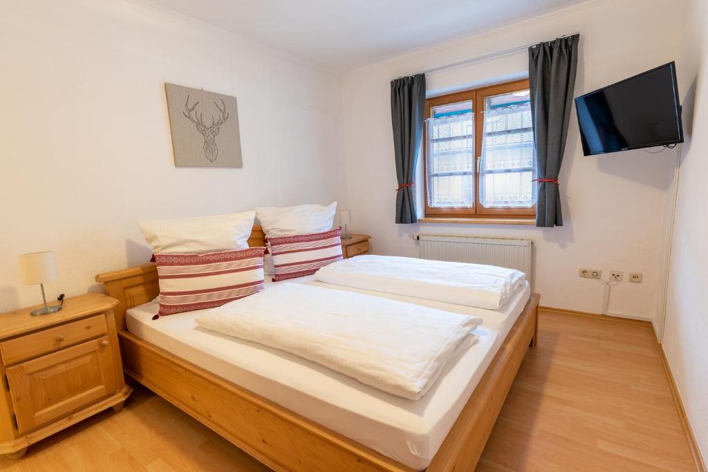 Postel nebo postele na pokoji v ubytování Ammergau Lodge