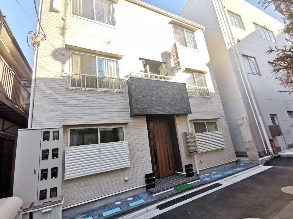 um edifício branco com uma porta e uma varanda em YUYU-Yo-3 --Self Check-in -- Room Number & Password is in the following email em Tóquio