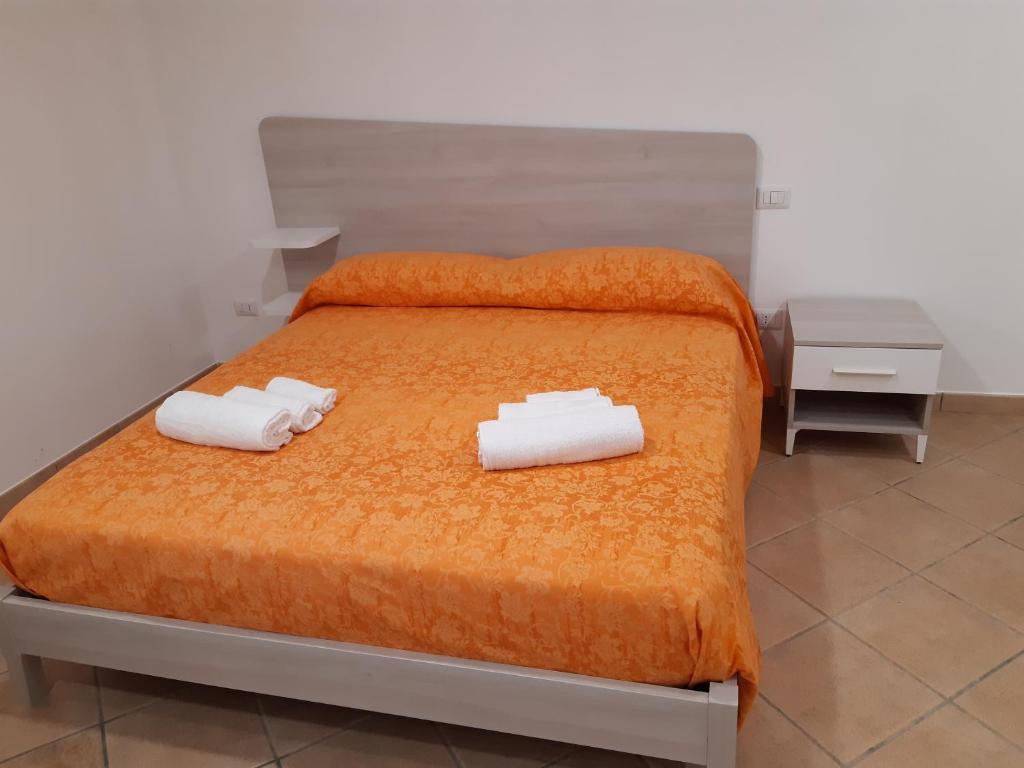 1 dormitorio con 1 cama con 2 toallas en Villa Lucilla, en Altavilla Silentina