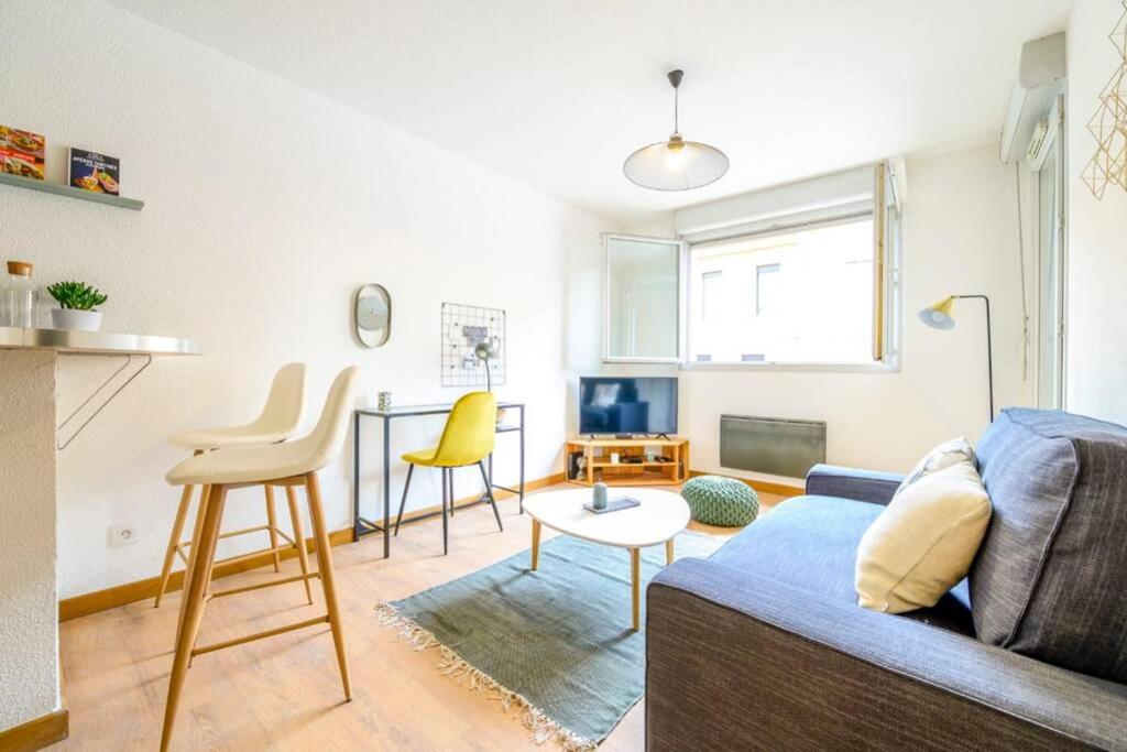 - un salon avec un canapé et une table dans l'établissement LE MONTMORENCY - Free Parking - Airbus - Netflix, à Toulouse