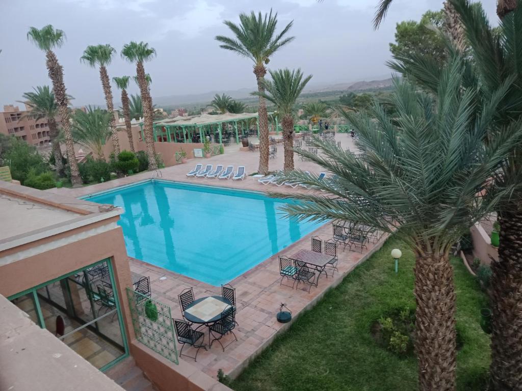 una vista aérea de una piscina con palmeras en Kenzi Azghor en Ouarzazate