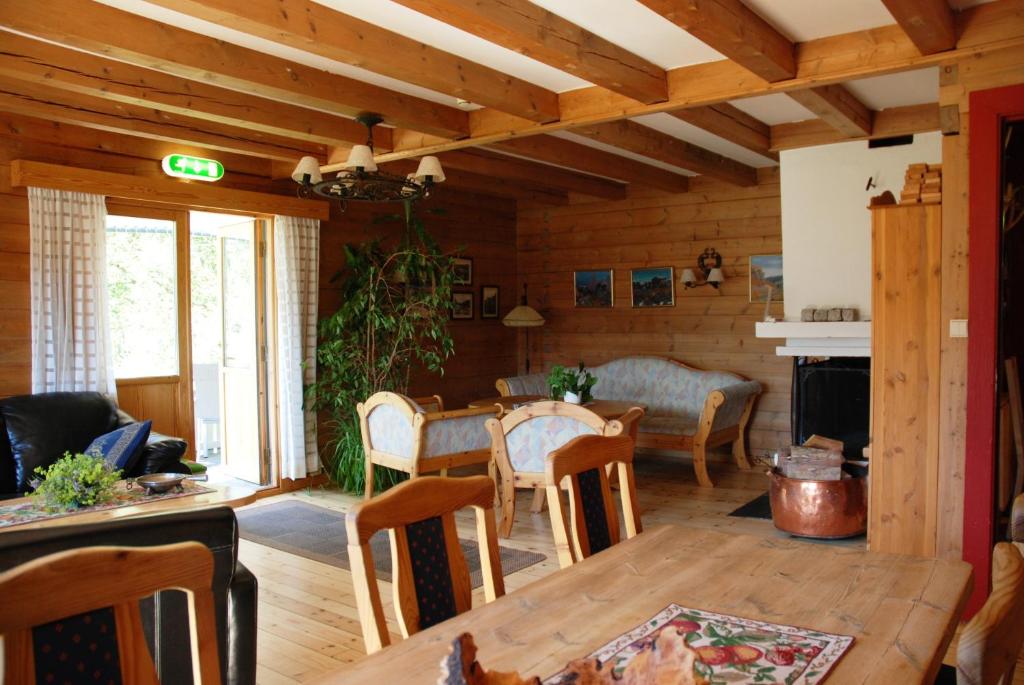 een woonkamer met een tafel en een eetkamer bij Ljosland Fjellstove in Ljosland