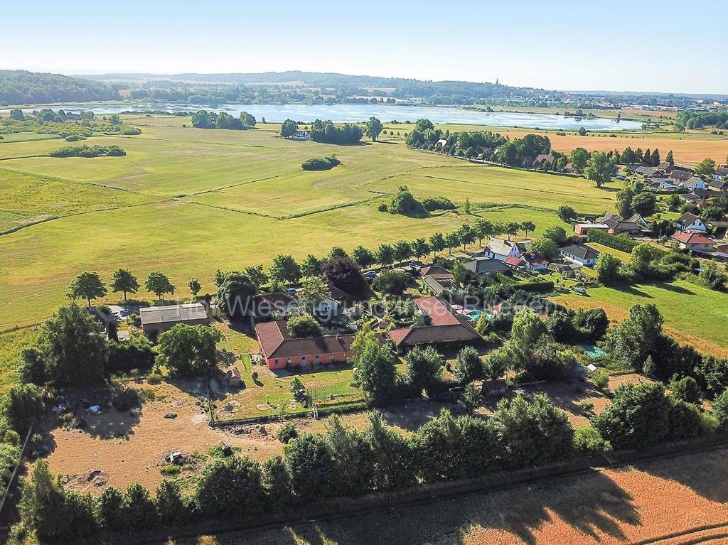 Luftaufnahme eines kleinen Dorfes auf einem Feld in der Unterkunft 12 Mohnblume - Hof Wiesengrund in Parchtitz