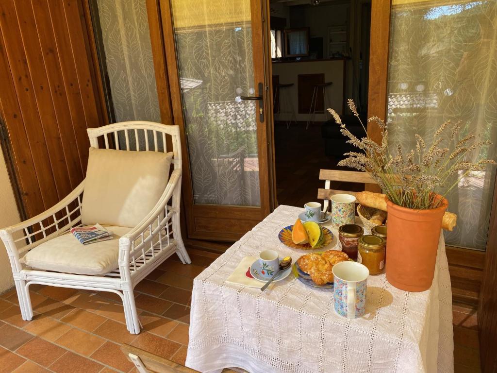 een tafel met een bord eten erop bij Jolie maison de village, à 2 min à pied du lac d'Esparron de Verdon in Esparron-de-Verdon