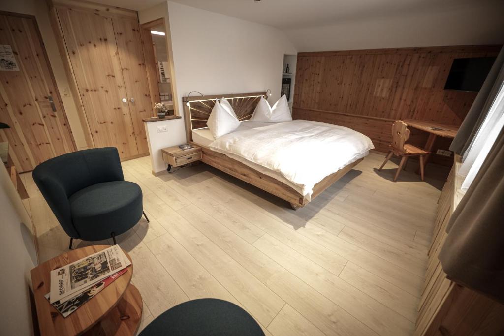 Postel nebo postele na pokoji v ubytování Hotel Sonnenhalde, Arosa