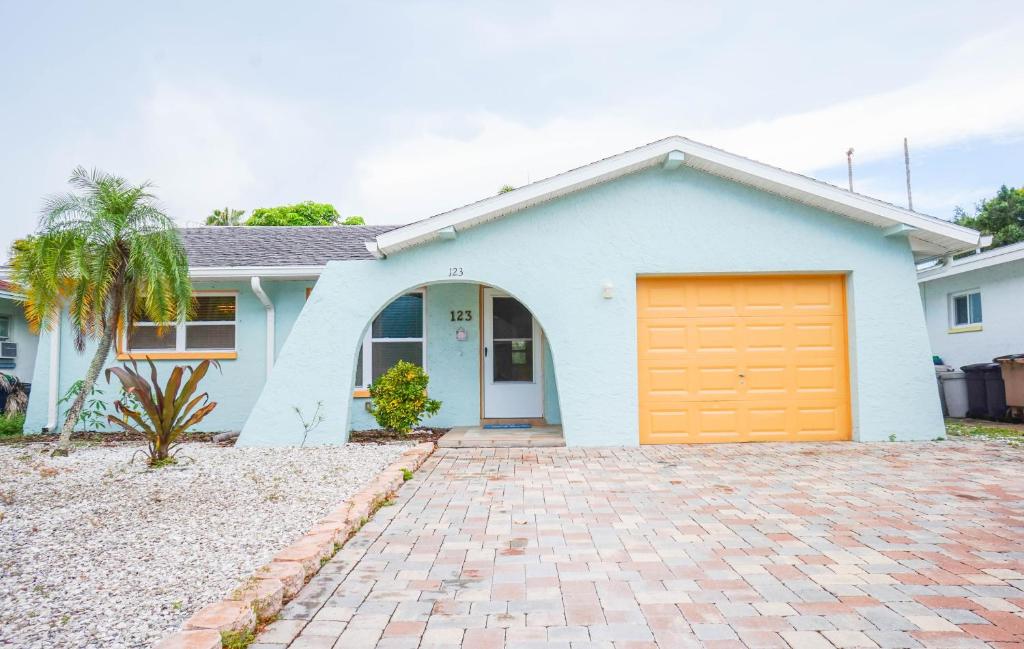 uma casa azul com uma garagem laranja em Beach House! em Clearwater Beach