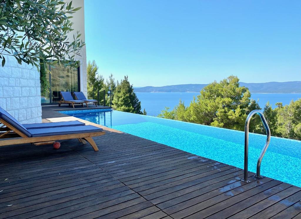Bazén v ubytovaní Villa FORTE-Exclusive location with fantastic seaview & infinity pool - up to 8 Pax alebo v jeho blízkosti