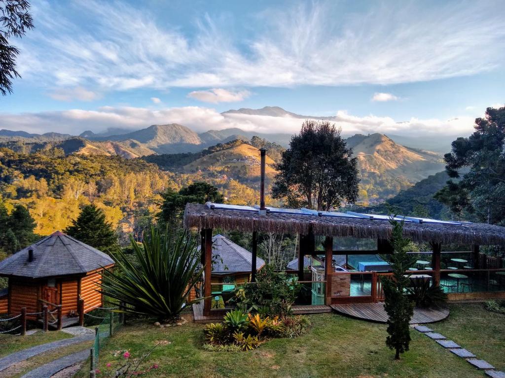 ヴィスコンデ・デ・マウアーにあるPousada Mirante do Céuの山の景色を望む家