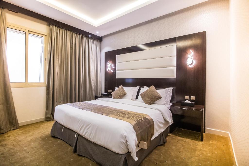Golden Garden Hotel Suites tesisinde bir odada yatak veya yataklar