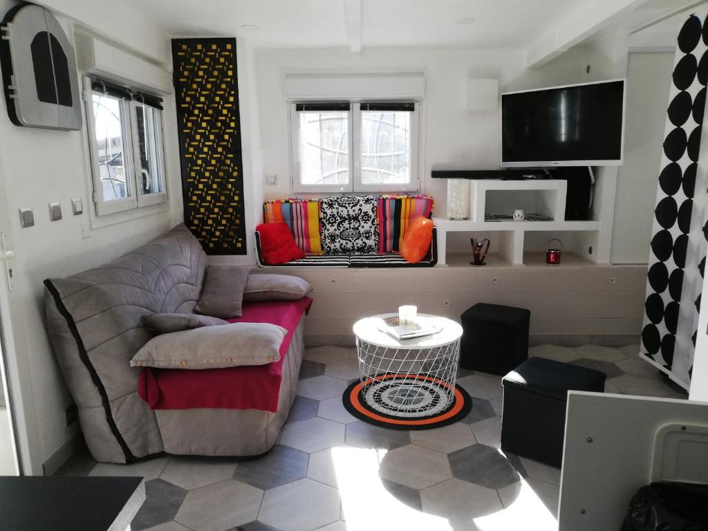 un salon avec un canapé et une table dans l'établissement entre mer et montagne, à Peyroules