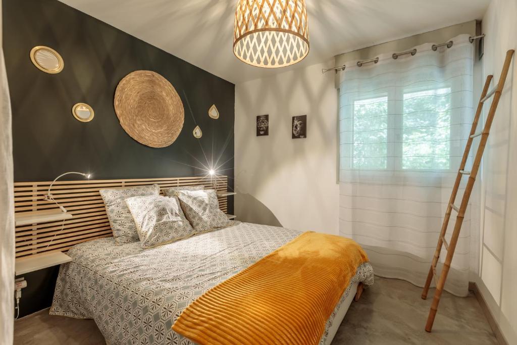 une chambre avec un lit avec une tête de lit en bois dans l'établissement Bourg Saint Maurice Centre 45m2 prox Gare SNCF et Funiculaire, à Bourg-Saint-Maurice