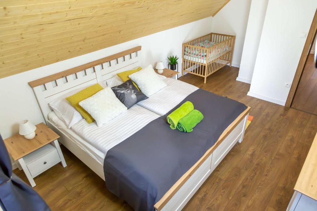 sypialnia z dużym łóżkiem z żółtymi poduszkami w obiekcie Chalet Laura w Starej Leśnej