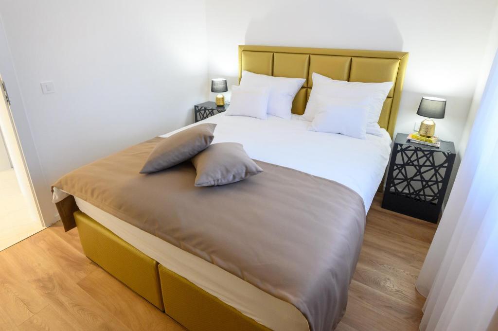 Posteľ alebo postele v izbe v ubytovaní Luxury Apartments Leonika