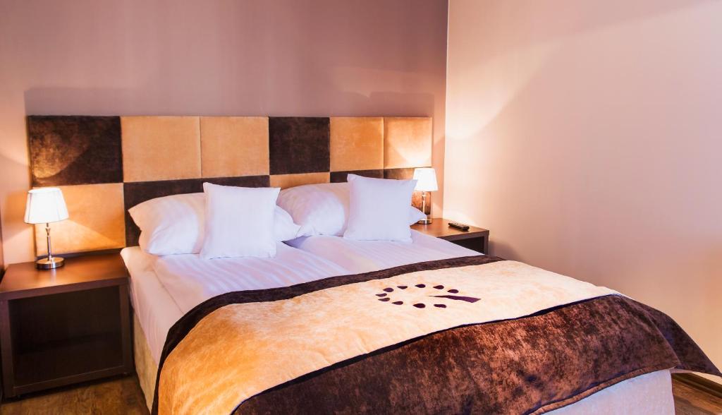 sypialnia z dużym łóżkiem i 2 szafkami nocnymi w obiekcie Boutique Hotel's III w Łodzi