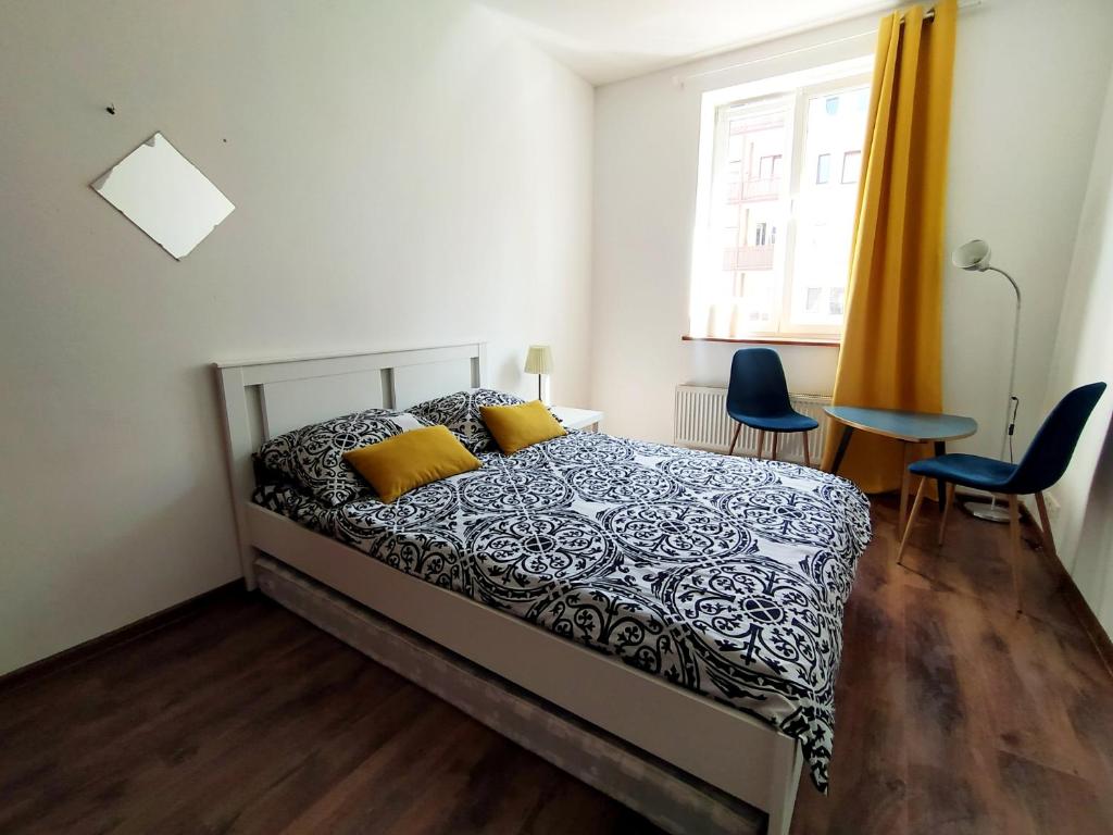 格地尼亞的住宿－Och!hostel，一间卧室配有一张床、两把椅子和一个窗户