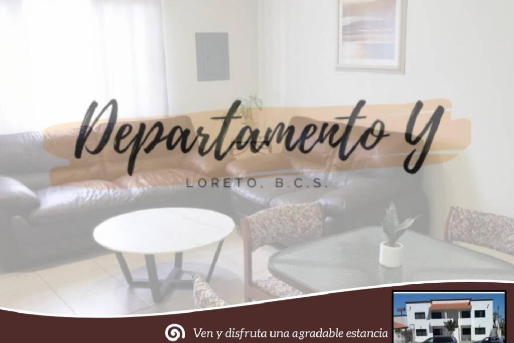 Departamento Y في لوريتو: علامة لغرفة المعيشة مع طاولة
