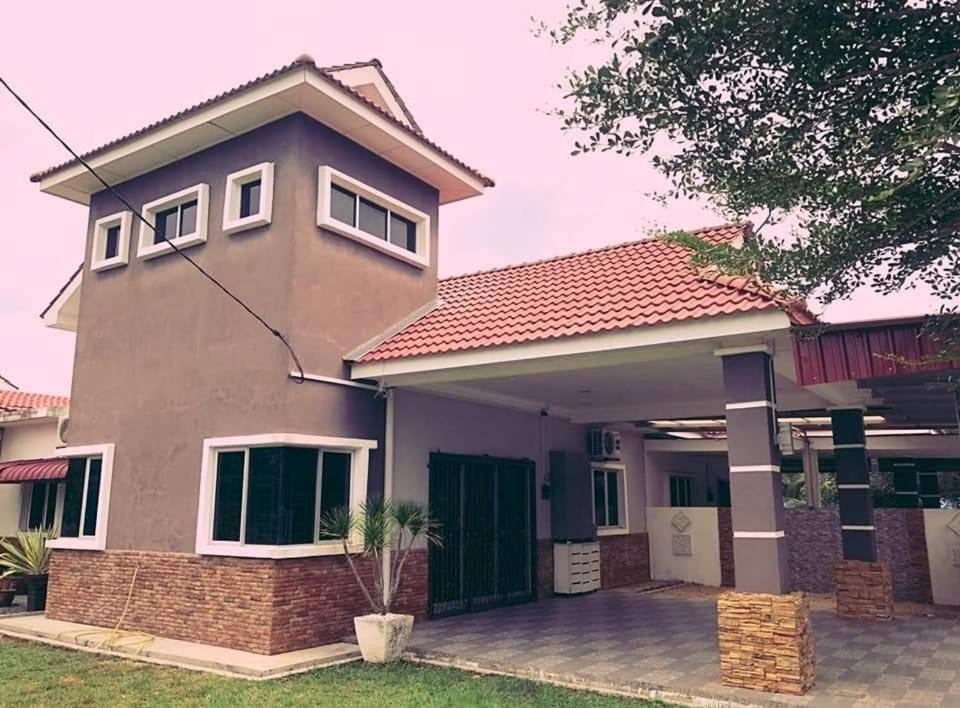 a rendering of a house with a green door at Homestay Dferry Jerantut Fully Aircond in Jerantut