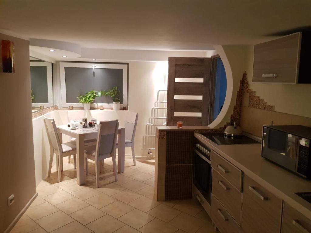 een keuken en eetkamer met een tafel en stoelen bij Noclegi Jaworzno in Jaworzno