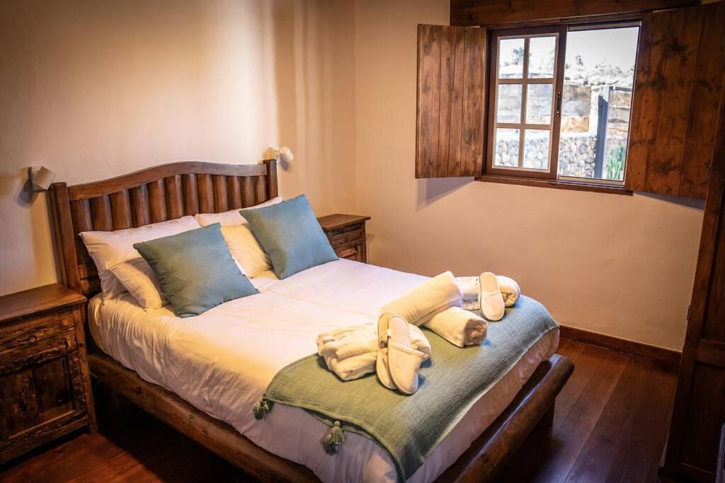 A bed or beds in a room at CASA RURAL FINCA LOS PAREDONES