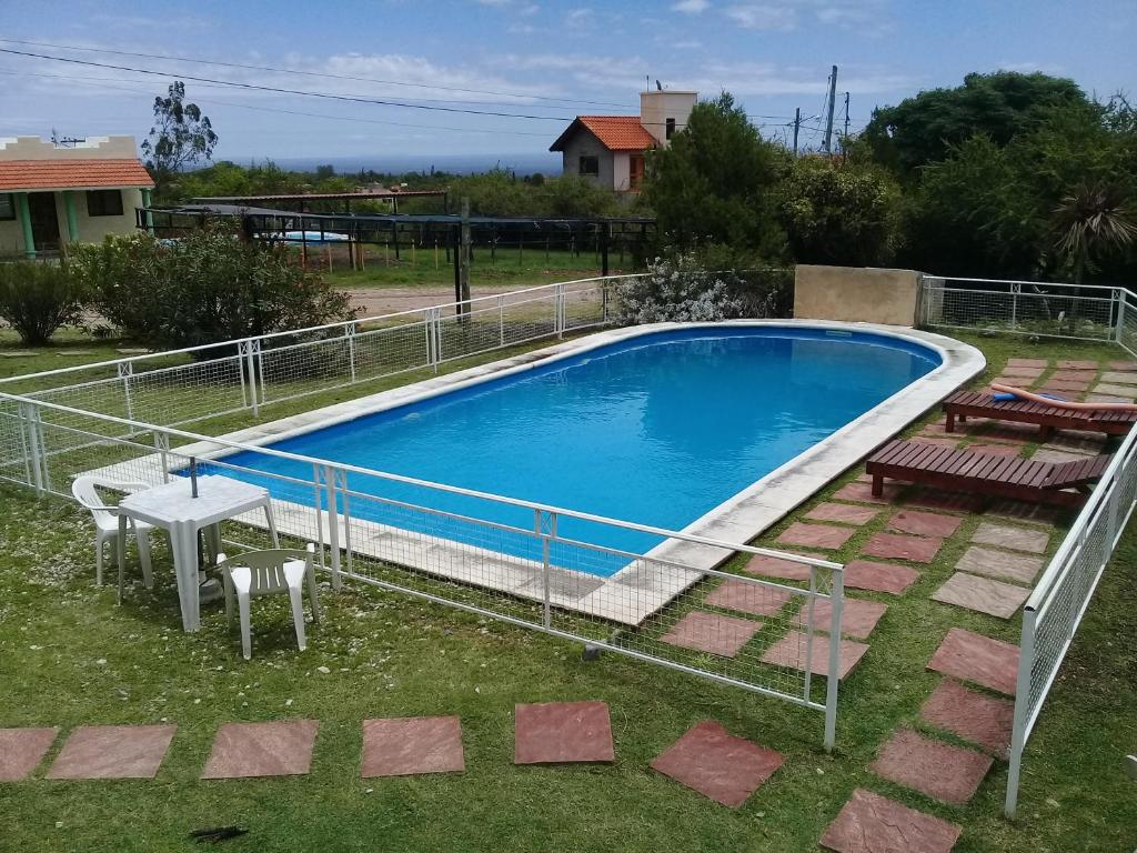 メルロにあるHotel posada barrancas del solの金属の柵を囲むスイミングプール