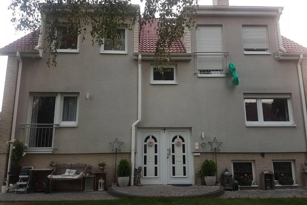 Cette grande maison dispose d'une porte blanche et d'une terrasse. dans l'établissement 2 Zimmer-Einliegerwohnung am Flughafen Schönefeld, à Berlin