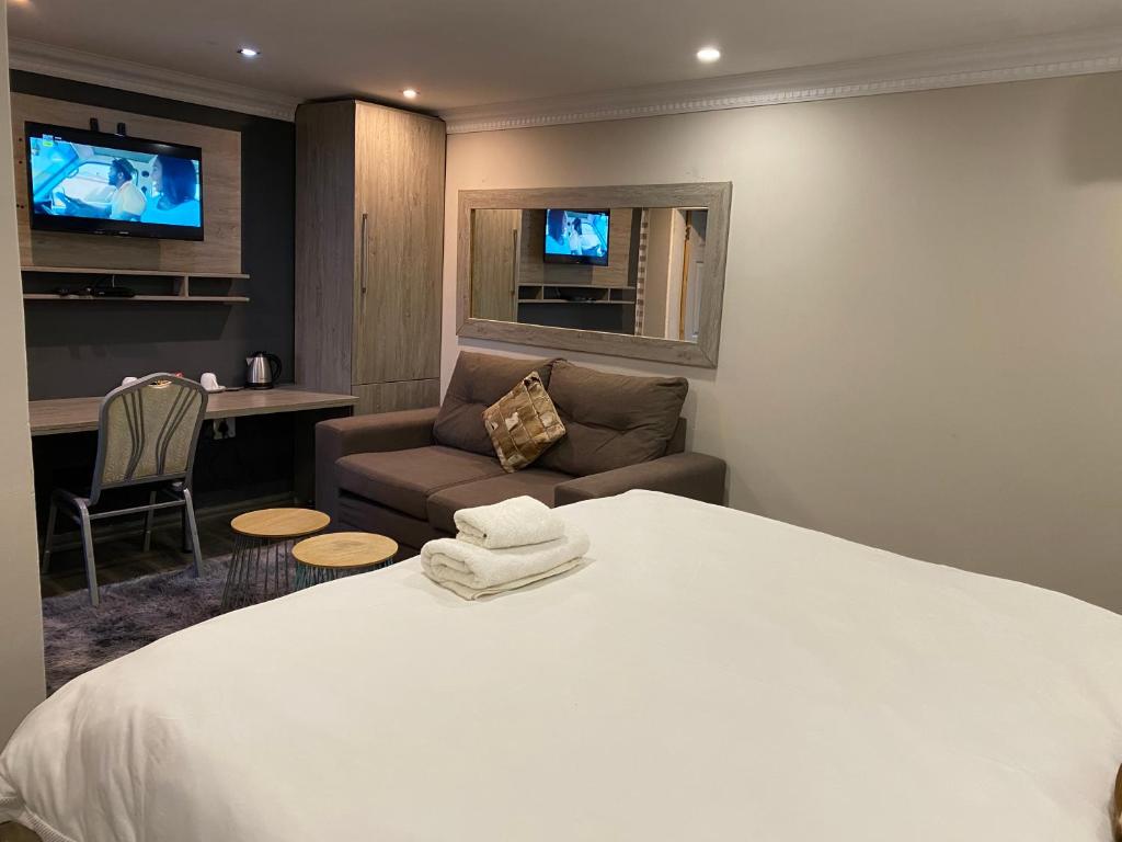 Empire Guesthouse - Family Room With Bathroom