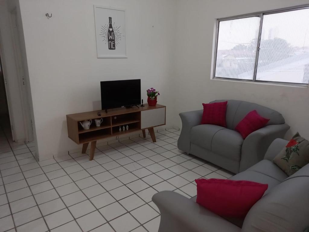 Sala de estar con 2 sofás y TV en Solaris Sul en Teresina