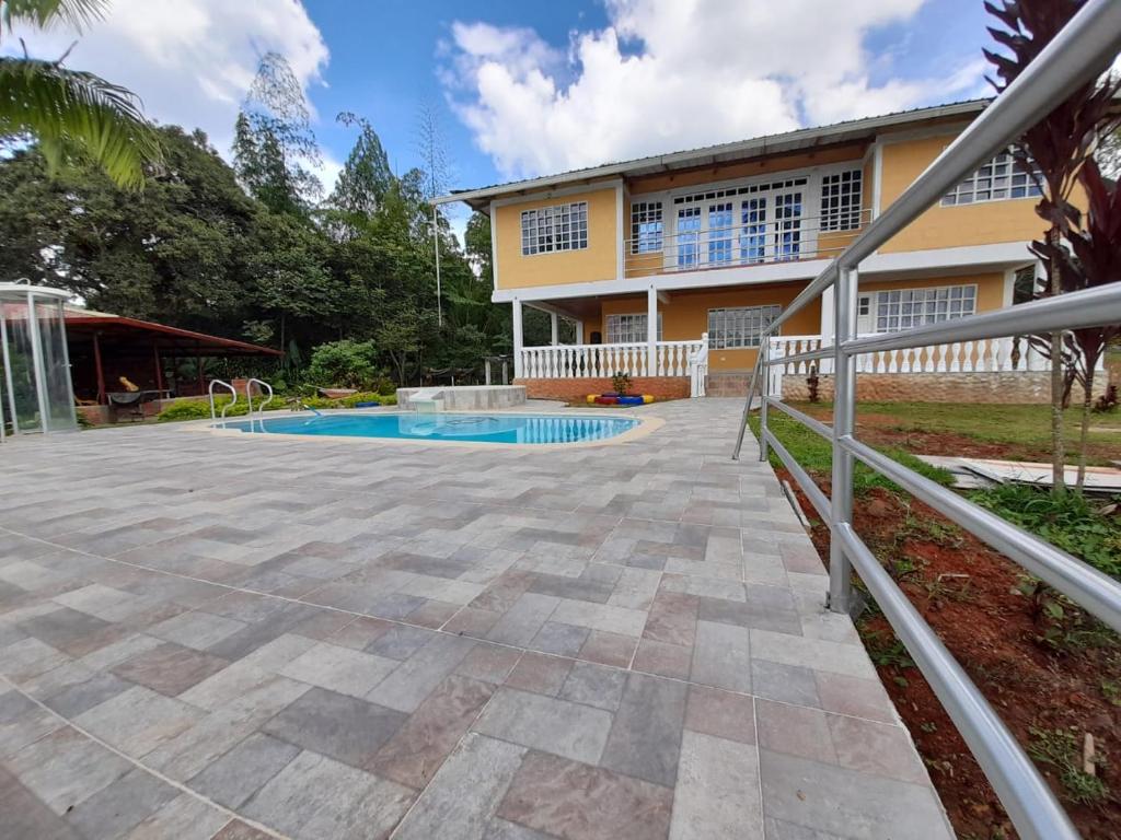 ein Haus mit einer Terrasse und einem Pool in der Unterkunft FINCA CORENAS in La Cumbre