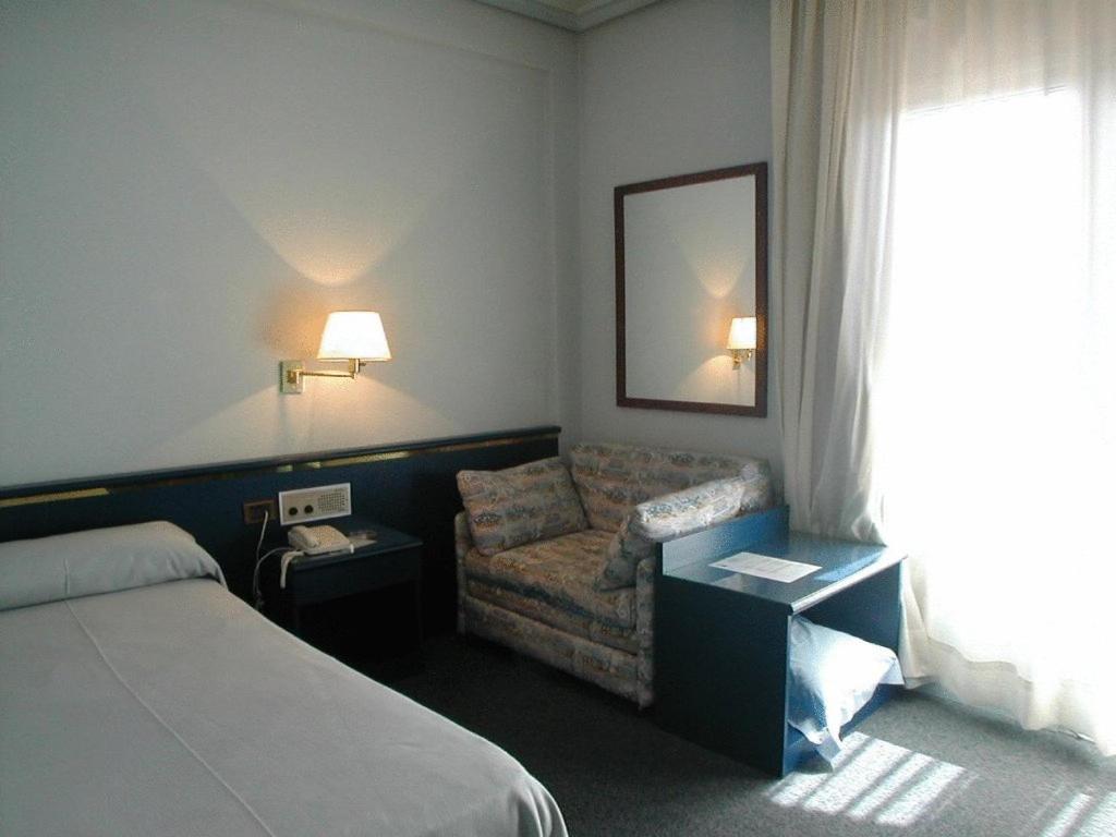 Postel nebo postele na pokoji v ubytování Hotel Rey Sancho Ramírez Somontano SL