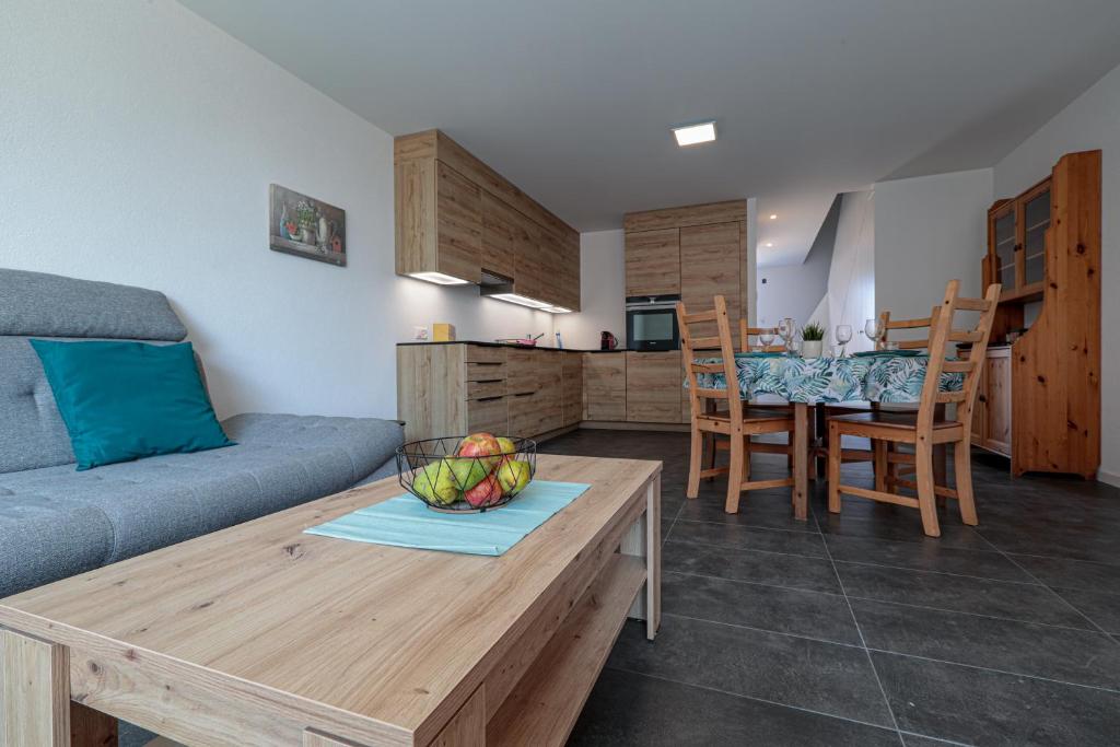 ein Wohnzimmer mit einem Sofa und einem Tisch in der Unterkunft Les Volets Bleus in Morges